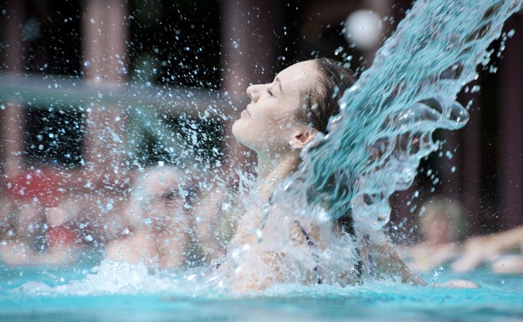Badende Frau in der Sonnenhof Therme
