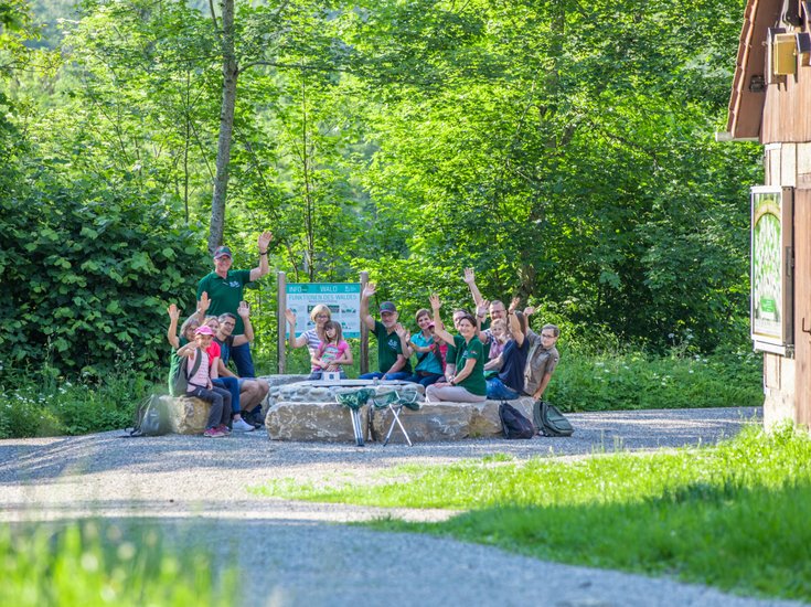 Eine Gruppe von Menschen am Infopunkt des Natur Themen Parks.