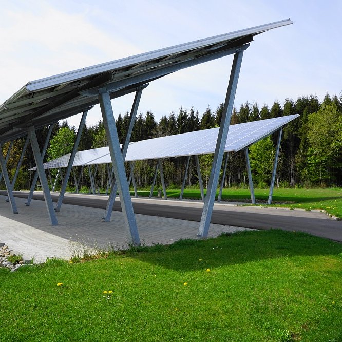 Eine Überdachung für Fahrzeuge mit integrierten Solarpanels. 