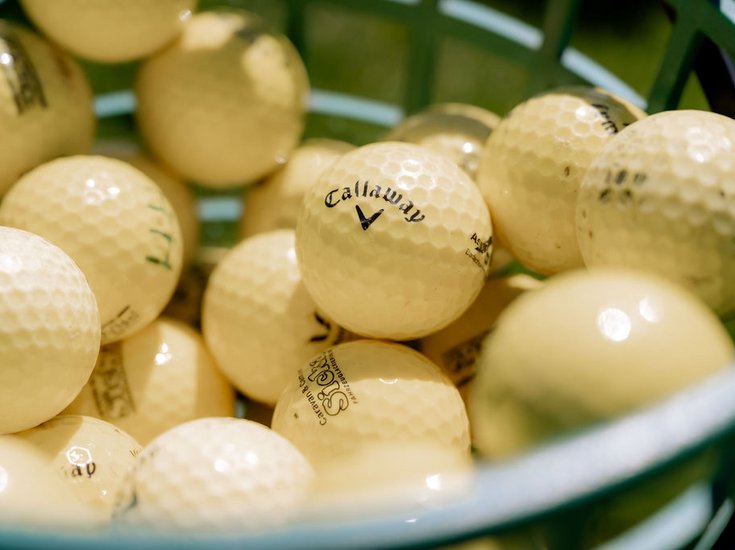 Golfbälle in einem Korb.