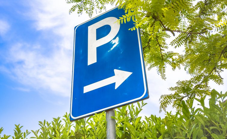 Ein Parkplatzschild.