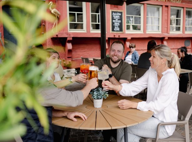 eine Gruppe von Freunden trinken gemeinsam etwas