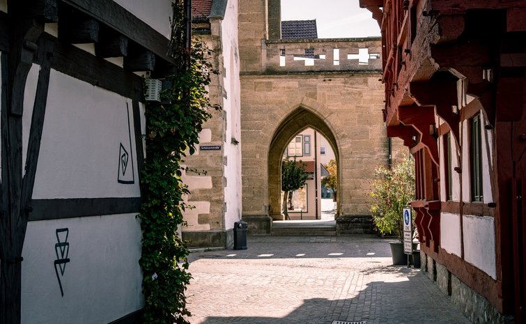 Stadtführung Bad Saulgau Altstadt mit Portal der Stadtkirche und Fachwerkhäusern
