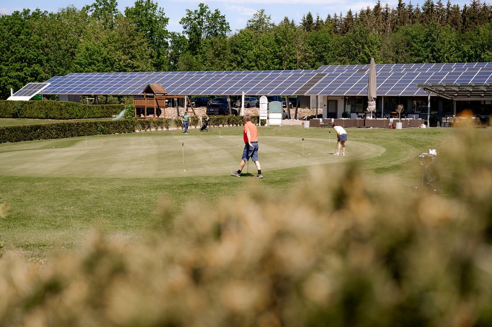 Blick auf einen Golfplatz.