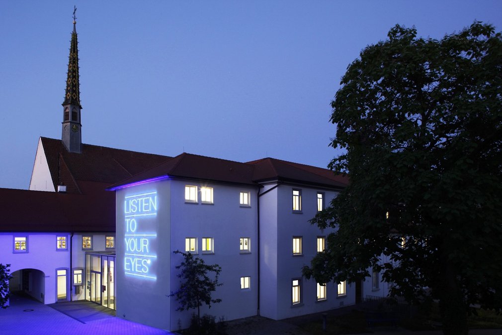 Ein Kloster bei Dämmerung.