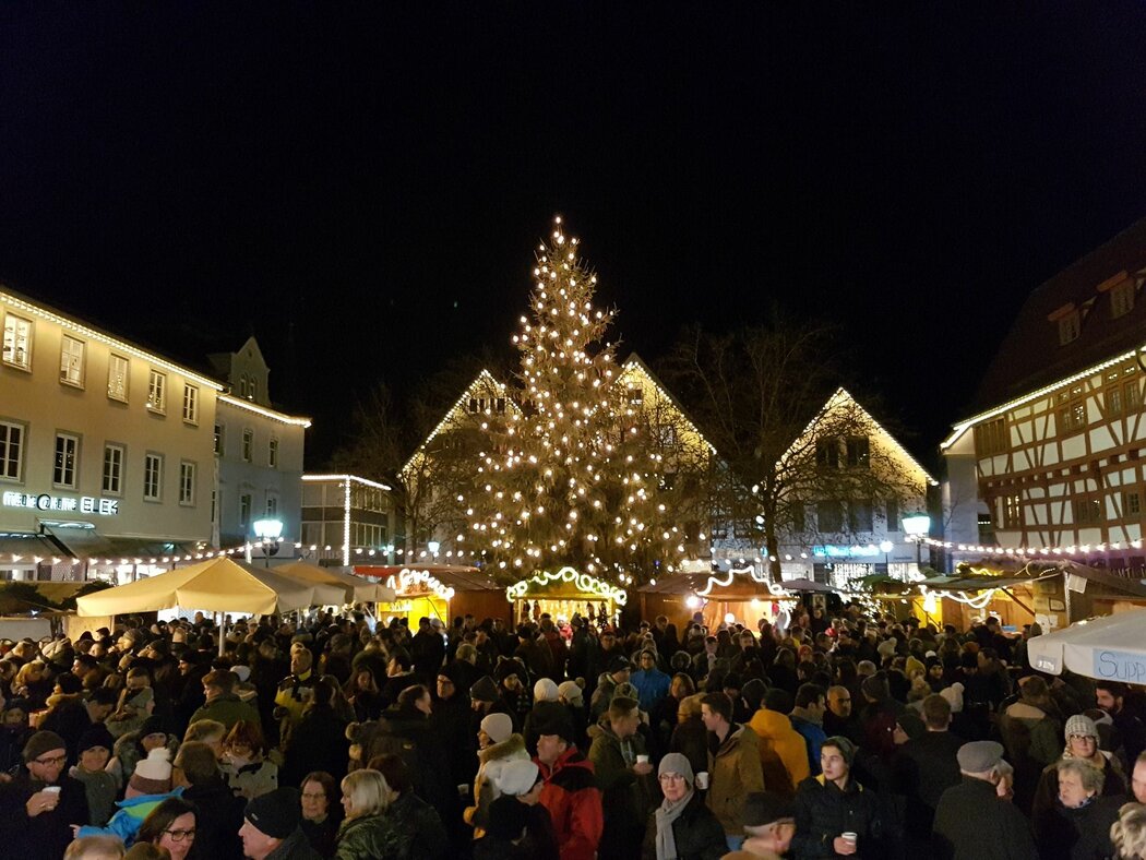 Weihnachtsmarkt in Bad Saulgau mit großem Weihnachtsbaum in der Mitte