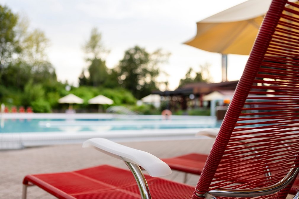 Liegestuhl im Außenbereich der Sonnenhof Therme
