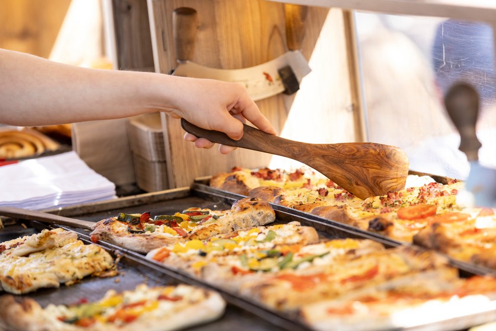 Pizzastücke am Wochenmarkt.